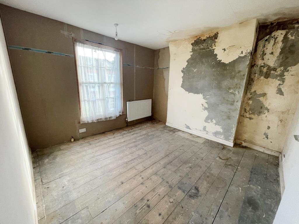 Lot: 66 - THREE-BEDROOM HOUSE FOR REFURBISHMENT/REPAIR - Bedroom